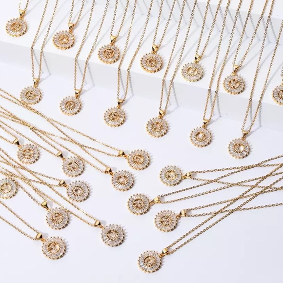 Gold Initial Crystal Sparkly Pendant Necklace A-Z - Picture 3 of 5